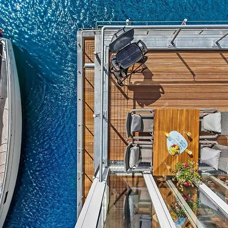 Úszó hotel La Marina 5*